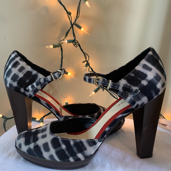 Checkered Patterned High Heals - Picture 3 of 4